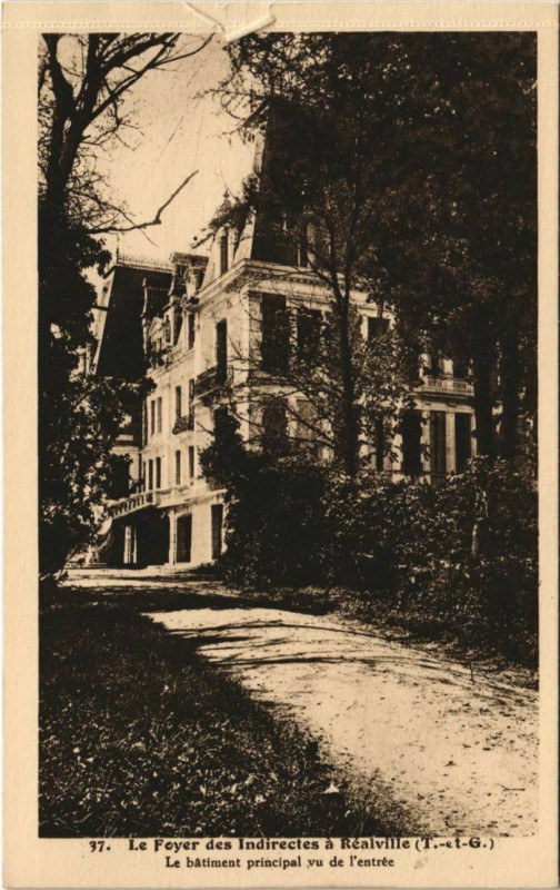 Carte postale ancienne Realville Le batiment principal vu de l'entree France à Réalville