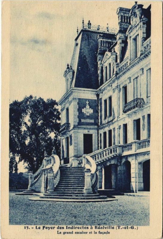 Carte postale ancienne Realville Le grand escalier et la facade France à Réalville