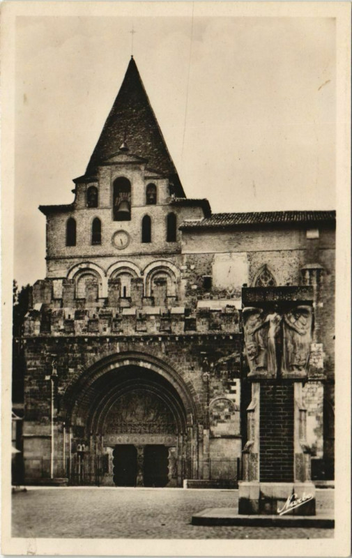 Carte postale ancienne Moissac Eglise et le Monument France à Moissac