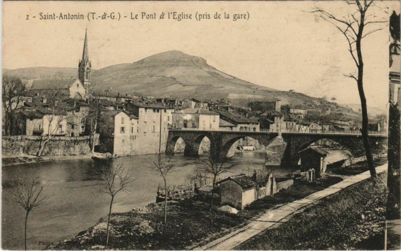 Carte postale ancienne Saint Antonin Le Pont et l'Eglise France