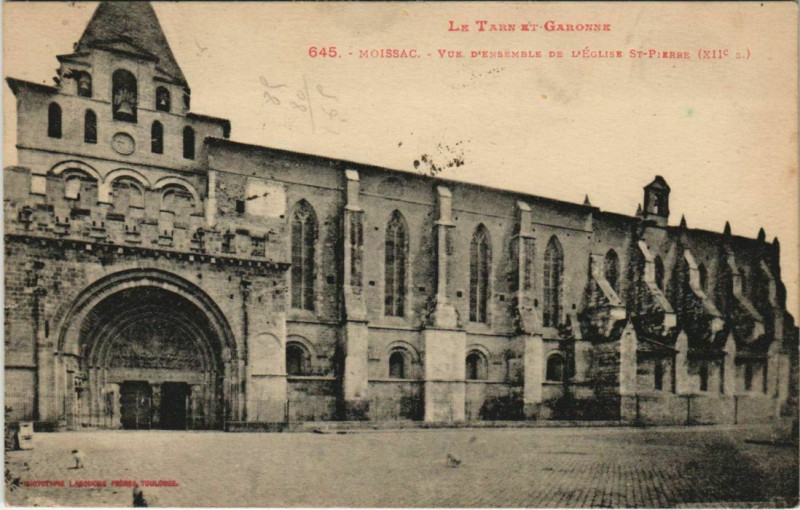 Carte postale ancienne Moissac vue d'ensemble de l'Eglise Saint-Pierre France à Moissac