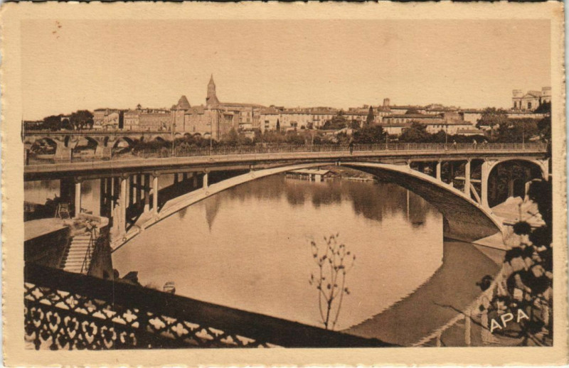 Carte postale ancienne Montauban Pont Vieux et le Pont Neuf France à Montauban