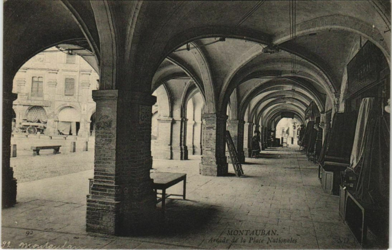 Carte postale ancienne Montauban Arcade de la Place Nationale France à Montauban