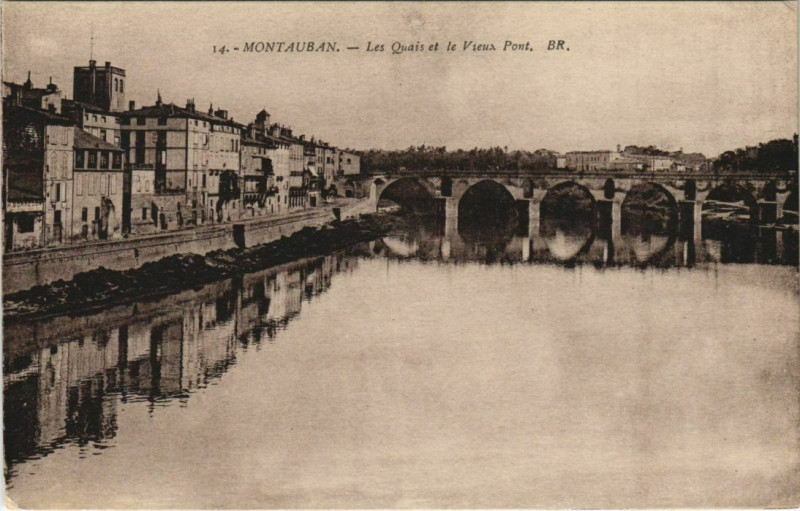 Carte postale ancienne Montauban Les Quais et le Vieux Pont France à Montauban