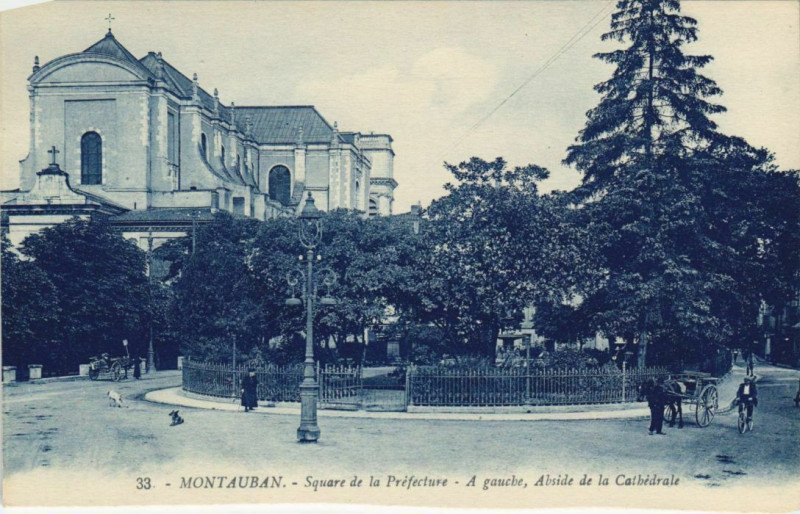 Carte postale ancienne Montauban Square de la Prefecture France à Montauban