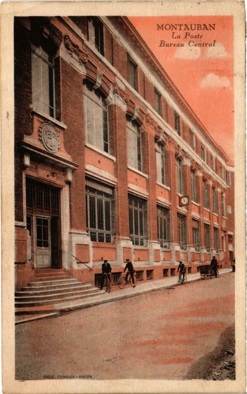 Carte postale ancienne Montauban La Poste Bureau Central à Montauban