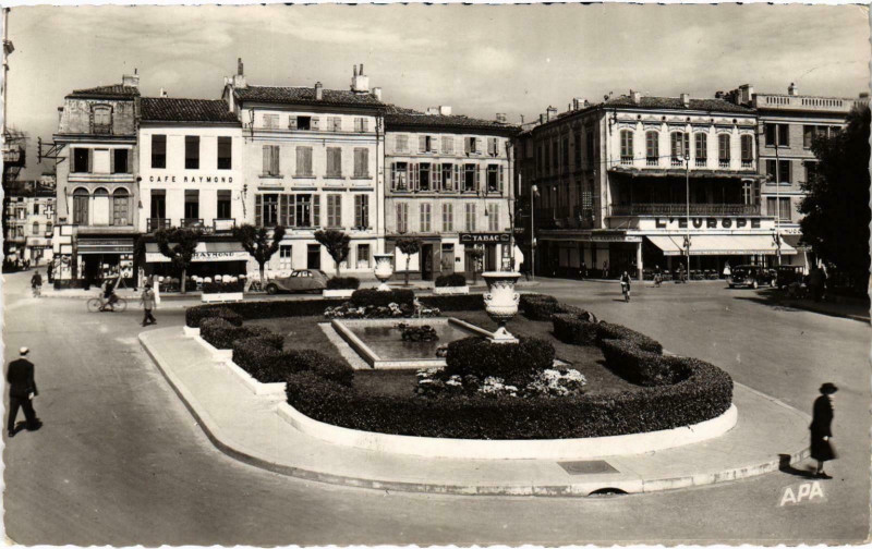 Carte postale ancienne Montauban Place de la Prefecture à Montauban