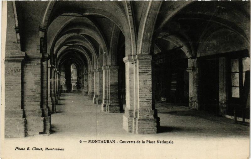 Carte postale ancienne Montauban - Couverts de la Place Nationale à Montauban