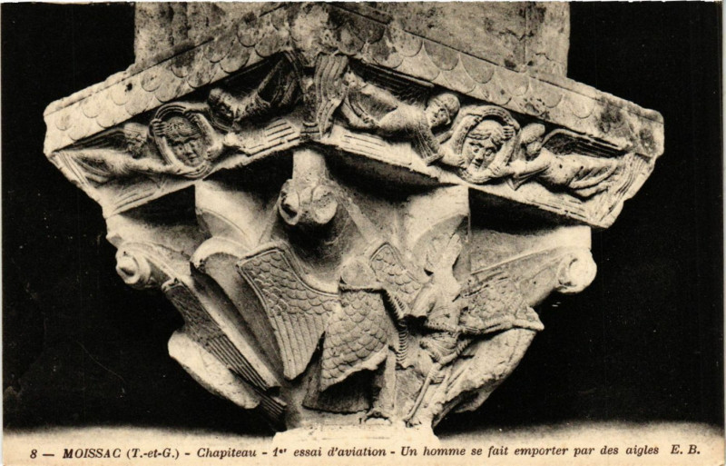 Carte postale ancienne Moissac (T.-et-G.) - Chapiteau 1er essai d'aviation - Un homme se à Moissac