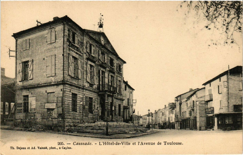 Carte postale ancienne Caussade - L'Hotel-de-Ville et l'Avenue de Toulouse à Caussade