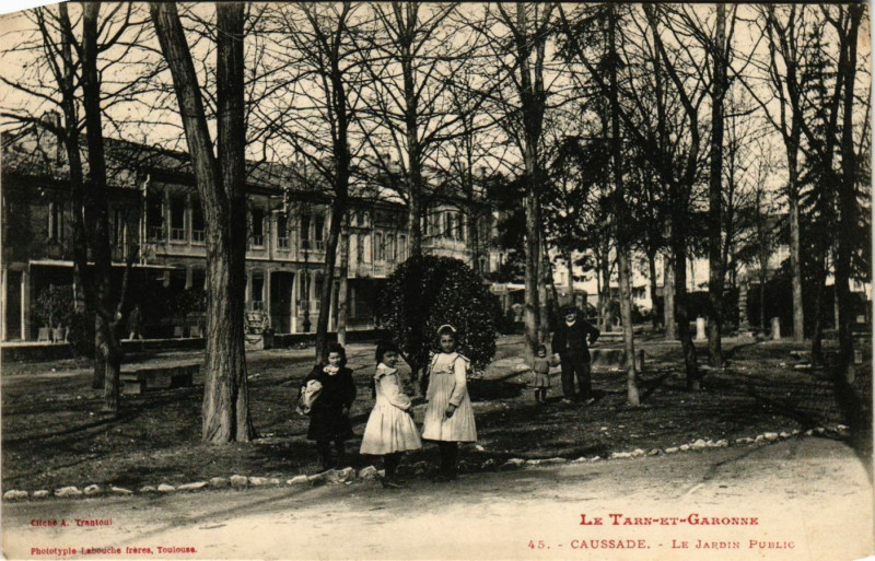 Carte postale ancienne Le Tarn-et-Garonne - Caussade - Le Jardin Public à Caussade