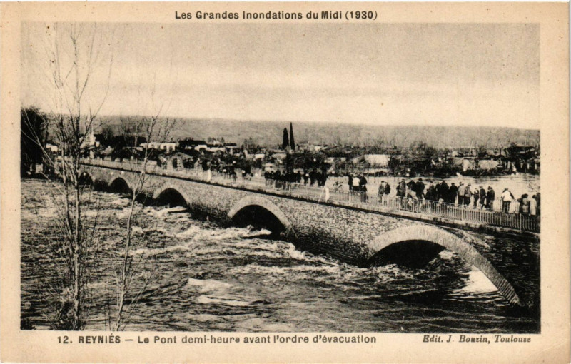 Carte postale ancienne Les Grandes Inondations du Midi (1930) Le Pont demi-heure l'ordre