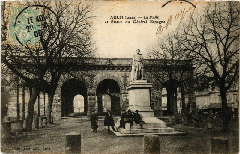 Carte postale ancienne Auch La Halle et Statue du Général Espagne à Auch