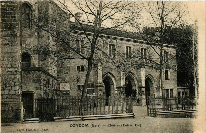 Carte postale ancienne Condom - Cloitres (Entrée Est) à Condom