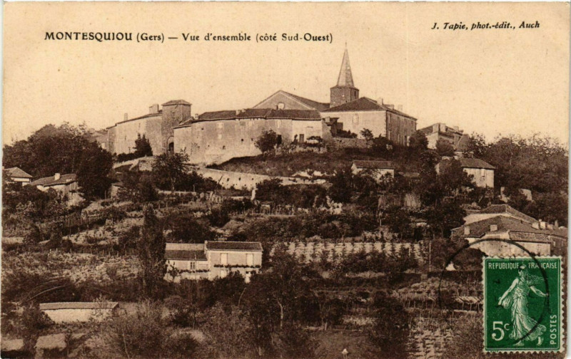 Carte postale ancienne Montesquiou - Vue d'ensemble (coté Sud-Ouest) à Montesquiou