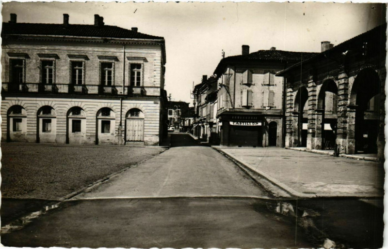 Carte postale ancienne L'Isle-Jourdan - Rue de la République