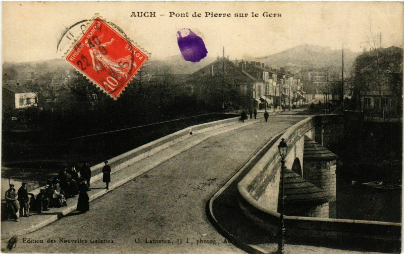 Carte postale ancienne Auch - Pont de Pierre sur le Gers à Auch