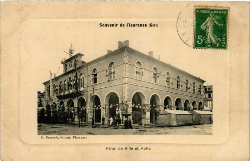 Carte postale ancienne Souvenir de Fleurance - Hotel de ville et Halle à Fleurance