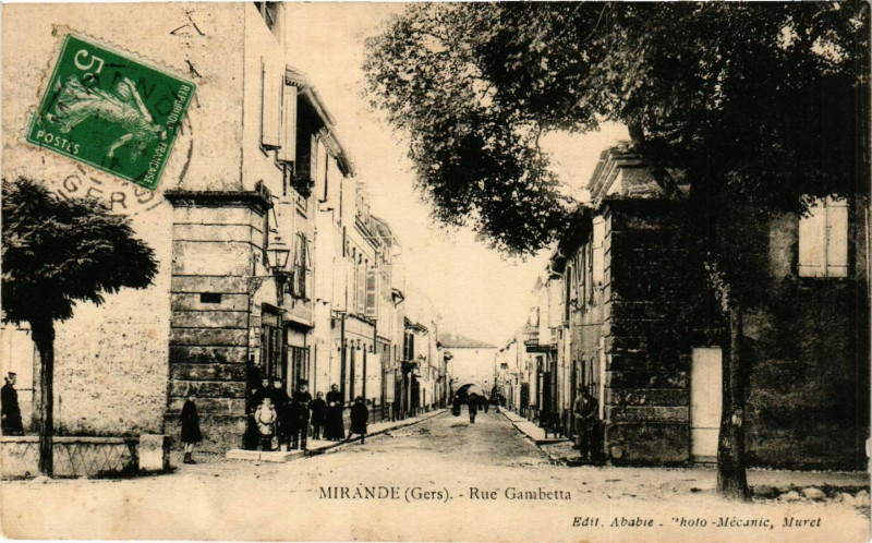 Carte postale ancienne Mirande - Rue Gambetta à Mirande