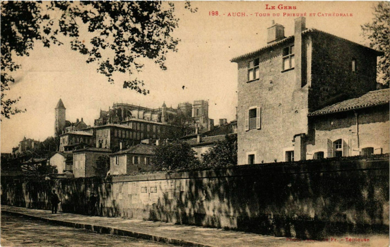 Carte postale ancienne La Gers - Auch - Tour du Prieuré et Cathédrale à Auch