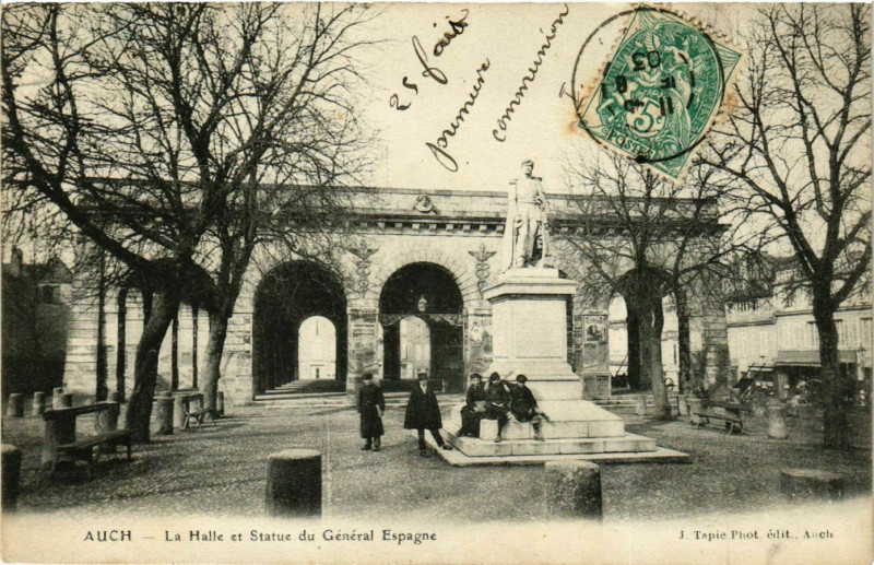 Carte postale ancienne Auch - La Halle et Statue du Général Espagne à Auch