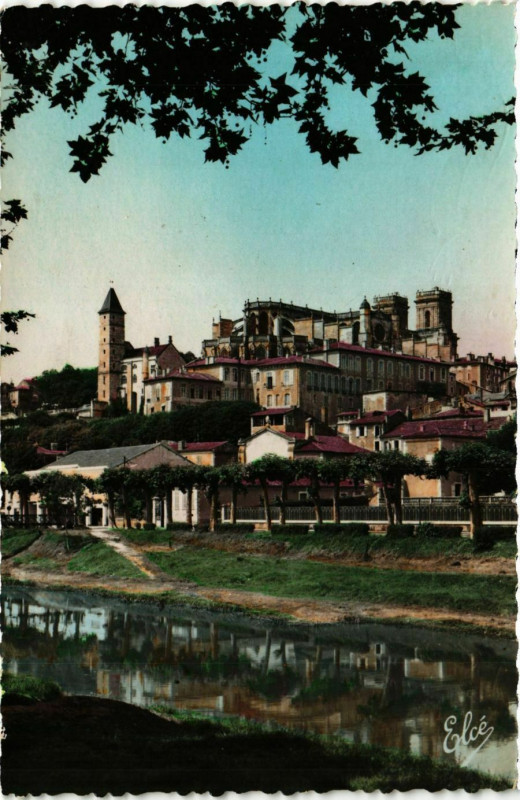 Carte postale ancienne Auch - La Cathédrale Au Ier plan le Gers à Auch