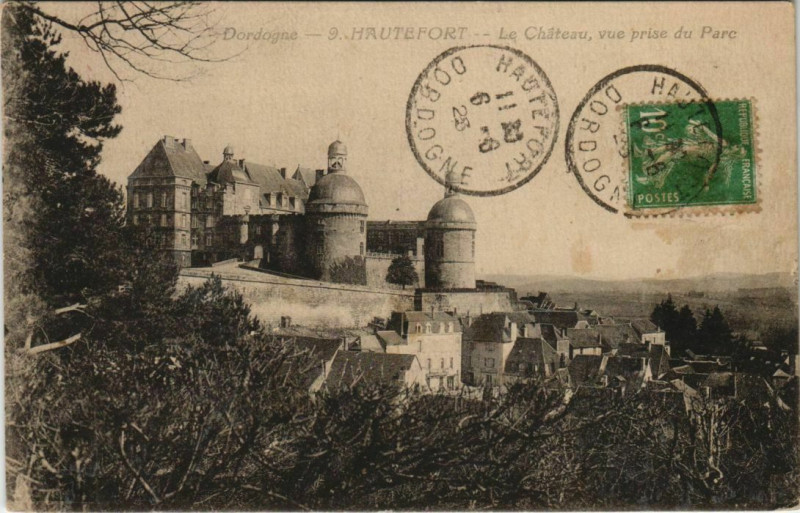 Carte postale ancienne Hautefort - Le Chateau - Vue prise du Parc à Hautefort