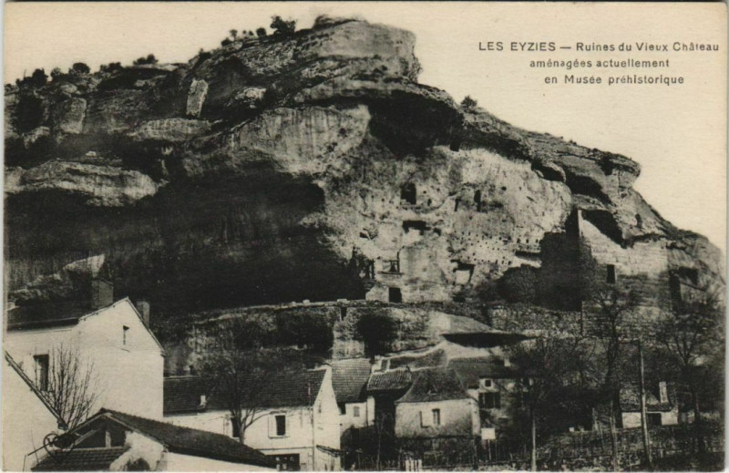 Carte postale ancienne Ley Eyzies - Ruines du Vieux Chateau
