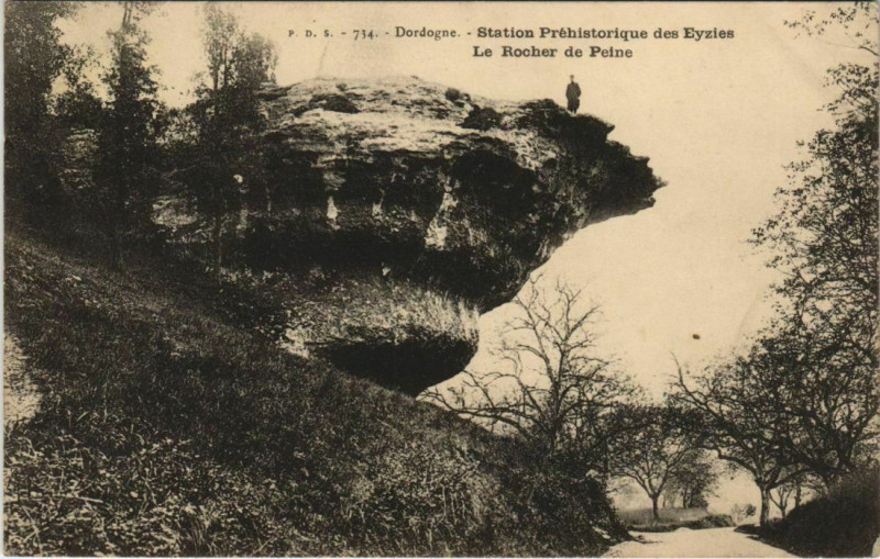 Carte postale ancienne Station Prehistorique des Eyzies - Le Rocher de Peine