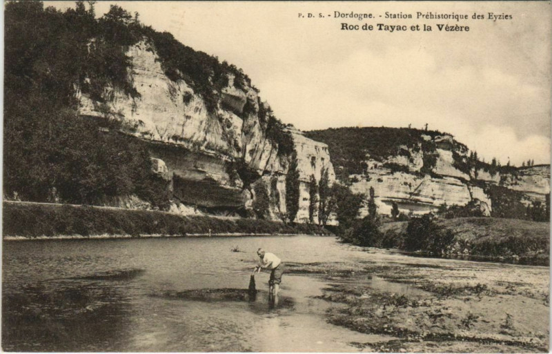 Carte postale ancienne Station Prehistorique des Eyzies - Roc de Tayac et la Vezere