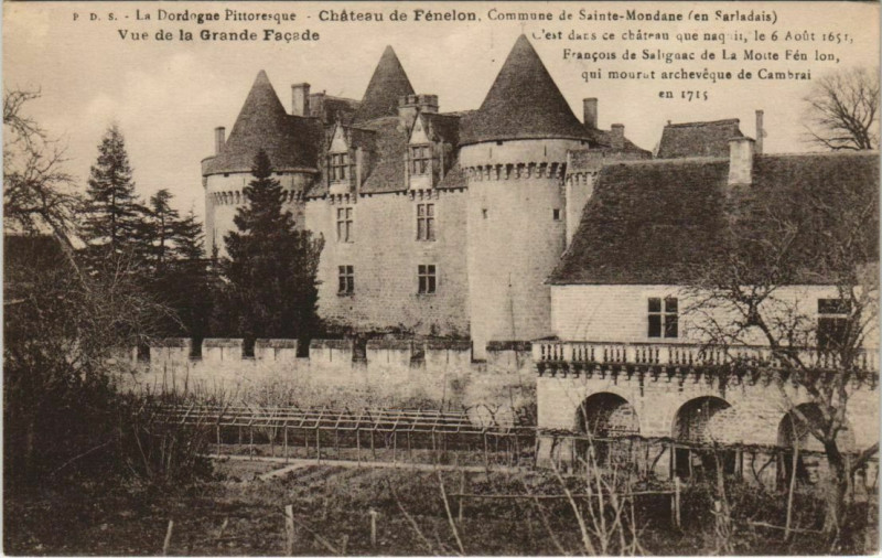 Carte postale ancienne Chateau de Fenelon - Vue de la Grande Facade