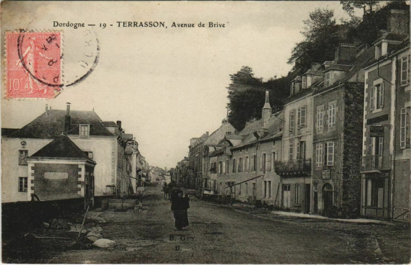 Carte postale ancienne Terrasson - Avenue de Brive