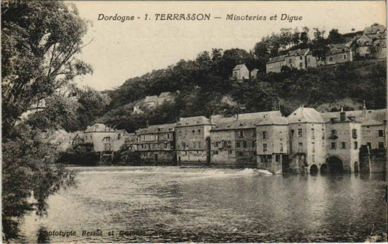 Carte postale ancienne Terrasson - Minoteries et Digue