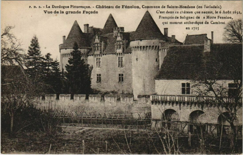 Carte postale ancienne Chateau de Fenelon - Vue de la Grande Facade