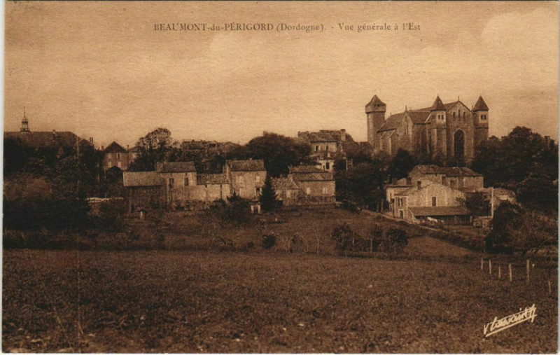 Carte postale ancienne Beaumont-du-Perigord - Vue Generale a l'Est