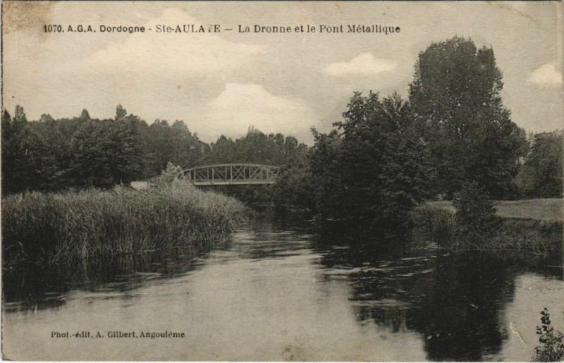Carte postale ancienne Sainte-Aulaye - La Dronne et le Pont Metallique