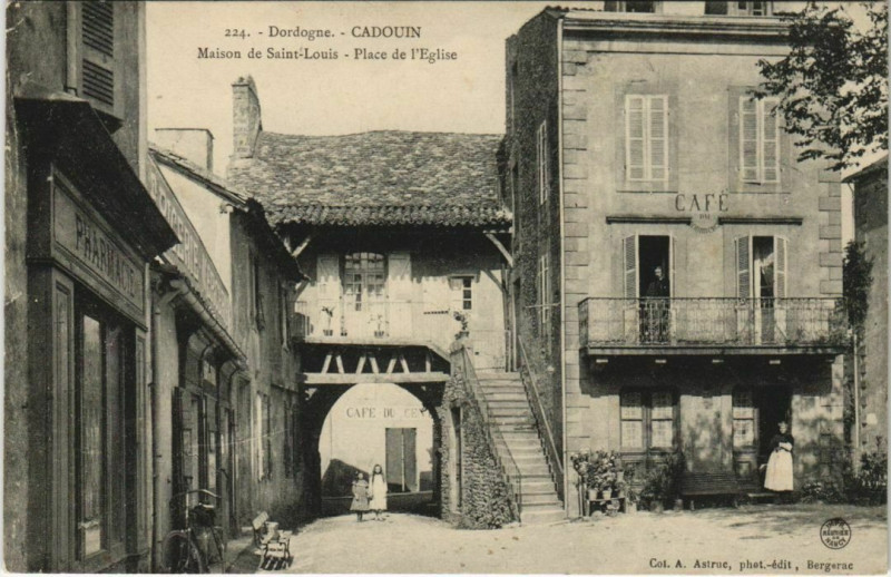 Carte postale ancienne Cadouin - Maison de Saint-Louis - Place de l'Eglise