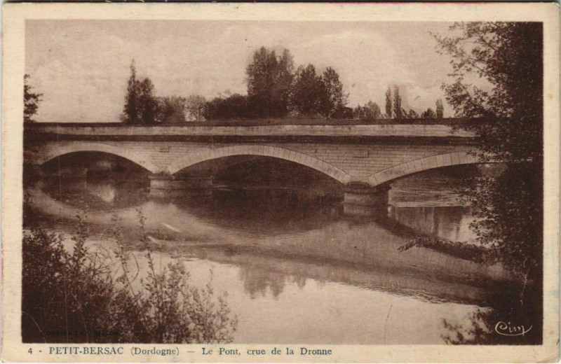 Carte postale ancienne Petit-Bersac - Le Pont - Crue de la Dronne à Petit-Bersac