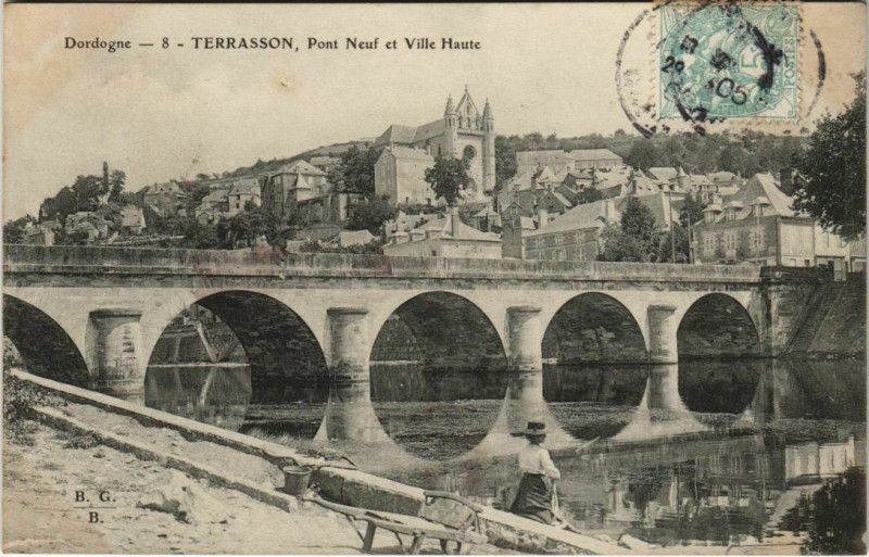 Carte postale ancienne Terrasson - Pont Neuf et Ville Haute