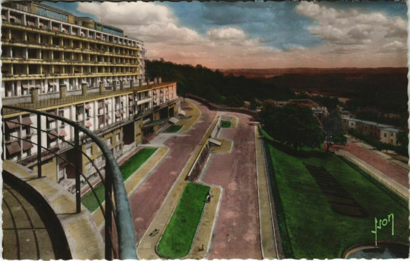 Carte postale ancienne Clairvivre - L'Hotel Sanatorium et la Grand'Place