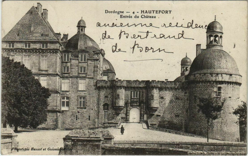 Carte postale ancienne Hautefort - Entree du Chateau à Hautefort