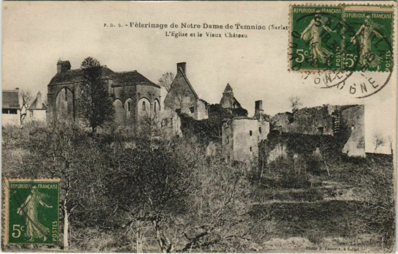 Carte postale ancienne Pelerinage de Notre-Dame de Temniac - L'Eglise et le Chateau