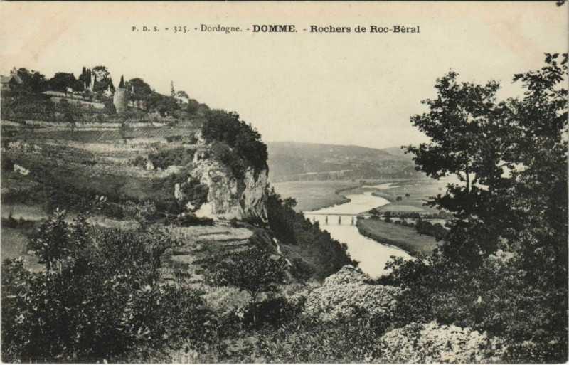Carte postale ancienne Domme - Rochers du Roc-Beral à Domme