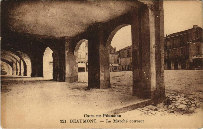 Carte postale ancienne Beaumont - Le Marche Couvert