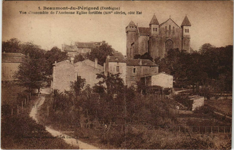 Carte postale ancienne Beaumont-du-Perigord - Vue d'Ensemble de l'Ancienne Eglise