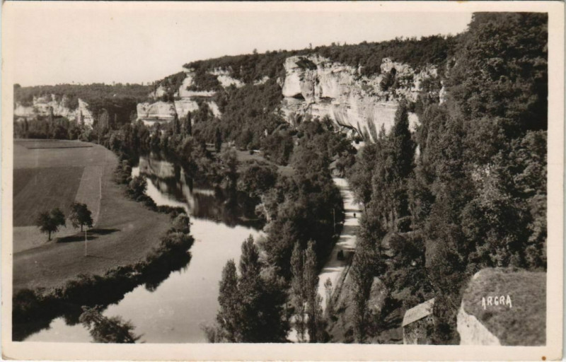 Carte postale ancienne Les Eyzies - Falaises de Laugerie-Haute aux Eyzies