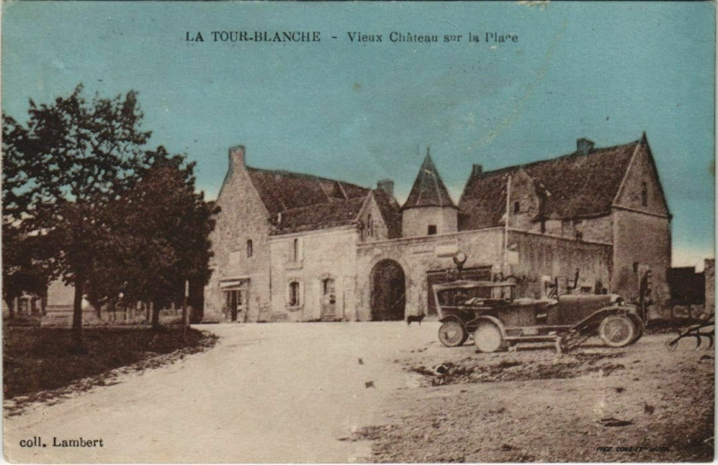 Carte postale ancienne La Tour-Blanche - Vieux Chateau sur la Place