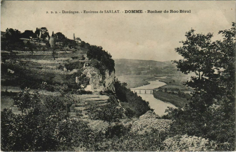 Carte postale ancienne Domme - Rochers du Roc-Beral - Environs de Sarlat à Domme