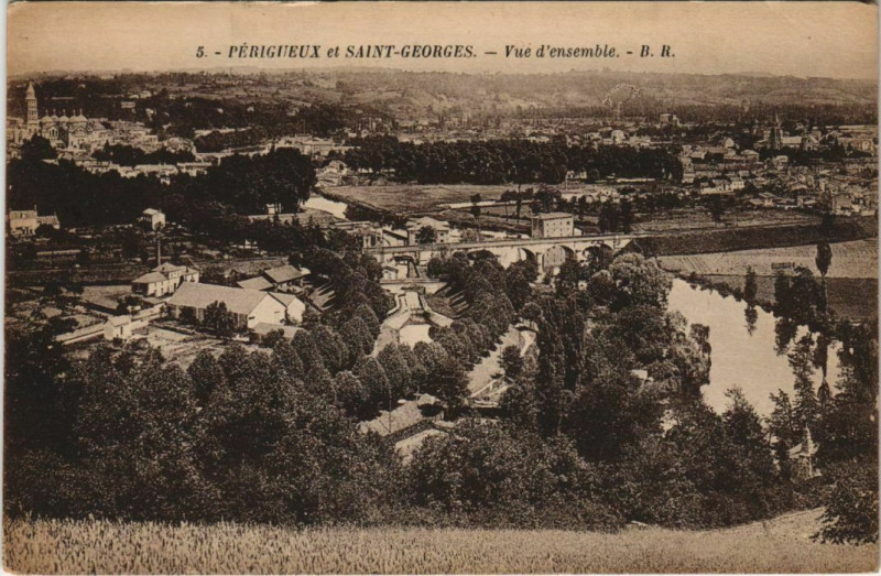 Carte postale ancienne Perigueux et Saint-Georges - Vue d'Ensemble à Périgueux