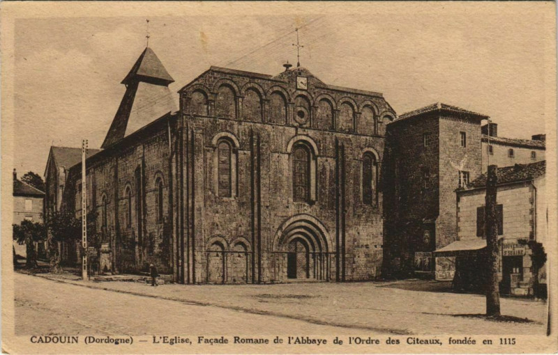 Carte postale ancienne Cadouin - L'Eglise - Facade Romane de l'Abbaye